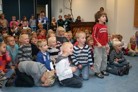 De toeschouwende kinderen (en volwassenen...) genieten met volle teuegn van het soepgedoe in het paleis... 