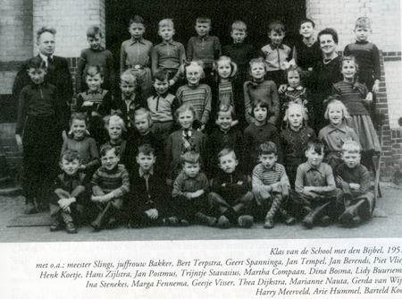 Een groepsfoto uit het boek met meester Slings en juf Bakker, uit 1951