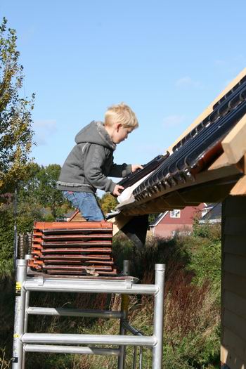 De jongste Kooi (voor de insiders: de jongste van de jongste van Frits...) aan het klussen bij de nieuwe werkplaats/garage bij het fraaie huis aan de Meidoornstraat. Jong geleerd, oud gedaan; talent en afkomst verloochenen zich niet... 