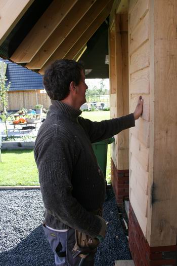 Marco Kooi streelt de voorkant van zijn eigen werkstuk, waarvoor de benaming werkplaats/garage eigenlijk niet eervol genoeg is...