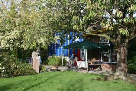 Resize of Oogstfeest OBS (1) 09102009 Zonovergoten entree bij het schoolgebouw aan de Oosterweg: Welkom!