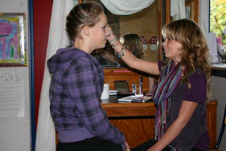 Resize of Oogstfeest OBS (13) 09102009 Later op de dag kunnen kinderen worden geschminkt, eerst wordt er geoefend...