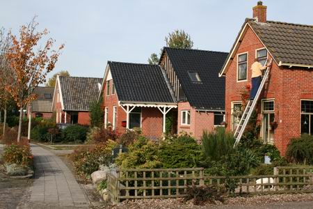 Theo Durenkamp heeft het ook hogerop gezocht bij zijn woning aan de Oosterweg; dit huis is nog het best herkenbaar als een van de vier huizen die in de jaren 20 werden gebouwd in het kader van de Landarbeiderswet, aan de Achterweg 