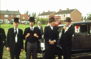 Eerder gepubliceerde foto n.a.v. de feestelijke optocht t.g.v. 750-jarig bestaan van Noordhorn. In kostuum van links naar rechts: Sietse de Boer, Thomas Pruim, Roelof Oosterhuis, Dick Bakker. Maar wie is die man in het midden op de achtergrond? 