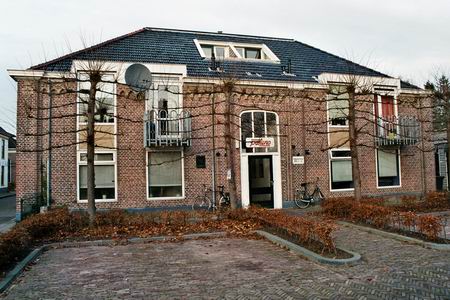 Het huidige Paluno-appartementengebouw dat tot 1956 dienst deed als openbare lagere school, waarschijnlijk in 1878 gebouwd 