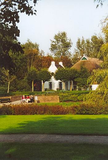 De witte boerderij (nu bewoond door Willem Scheeringa en zijn gezin) die zo'n indruk maakte op Meinderd de Vries. Deze foto is gemaakt in 2000.