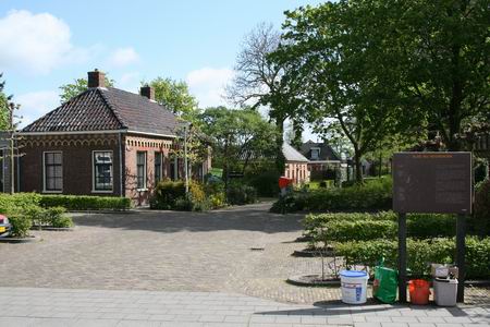 Is het pleintje bij Paluno en NH-kerk niet plezieriger in te richten als dorpscentrum, een Noordhorner brink... (met waterkraan) 