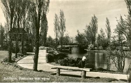 Dit is de foto van het Zuidhorner plantsoen aan de Wilhelminalaan, met de jonge Meinderd de Vries op het bankje 