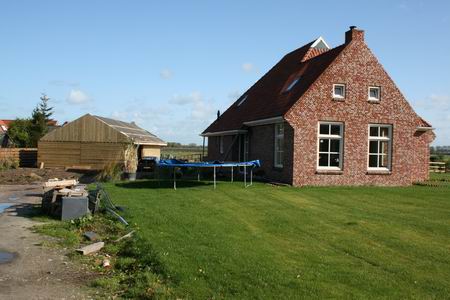 Meidoornstraat-noord met de nieuwe schuur met paardenboxen bij het Zwamapand...