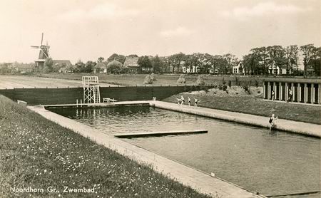 Het openluchtbad met zandbodem dat onder de rook van Noordhorn viel, zo tussen 1930 en 1970 