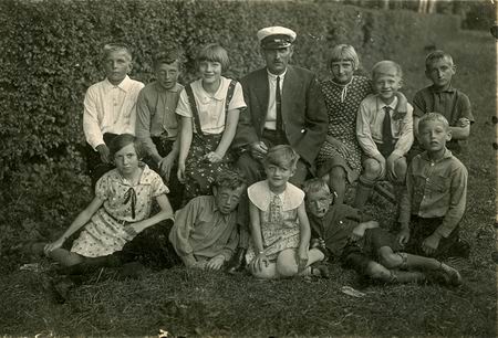 Resize of Groepsfoto opa Burgler + kinderen plm.1934