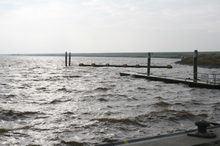 Het golvende water van de Eems bij Schleuse Leytsiel, met enig tegenlicht. "Ho, pas op, niet verder...."