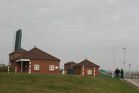 De accomodatie bij Schleuse Leytsiel in het ietwat verlaten voelende Noord-Duitse land: paar gebouwen, de sluis, de brug en.... Lukas en Martin!