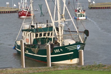 Het haventje van Schleuse Leytsiel met voornamelijk boten uit Greetsiel