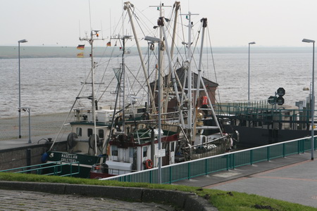 Een boot in de sluis van Leytsiel, vlotte gang van zaken.