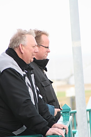 Lukas en Martin trotseren de kille zeewind in afwachting van de te bevoorraden boot