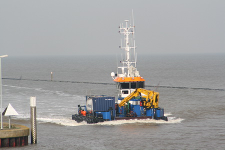 Ja, daar komt ie! Merkwaardig vaartuig.... Op zee liggen er drie grotere, die worden gebruikt bij het bergen van oude kabels (en bommen...)