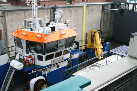 De carrier M.P.R.4 op weg naar de sluis