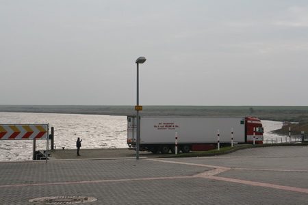 Martin dirigeert, Lukas stuurt de trailer naar de rand van de kade