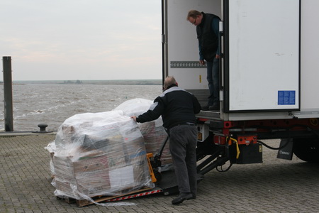 Lukas en Martin al druk bezig de lading uit het vorstvrije gedeelte op de kade te plaatsen.