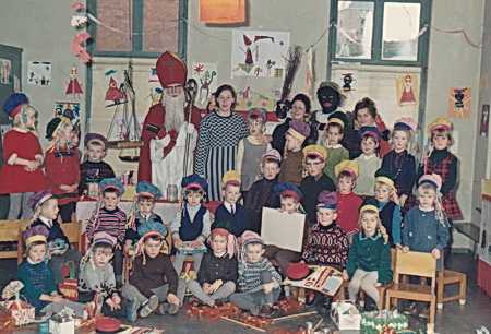 Samen op de kiek, dat's gezellig! Sint en Piet met juf Joke, ouders en kleuters op de foto, 5 december 1966