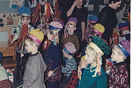 Verwondering, nieuwsgierigheid, enige angst wellicht..... Kleuters in 1966