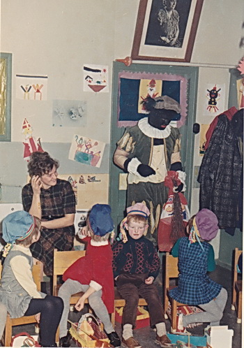 Nutskleuters, een ouder, Zwarte Piet.... Nee, ik weet niet wie het allemaal zijn....