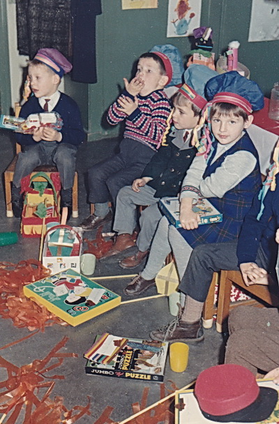 Met een voldaan gevoel even tot rust (ge)komen.... Sint en Nutskleuters, 5 december 1966