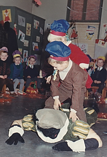 Het personeel van de Goedheiligman heeft het vaak hard te verduren... Hier is Zwarte Piet de onderliggende partij, hetgeen vele vrolijke gezichten oplevert!