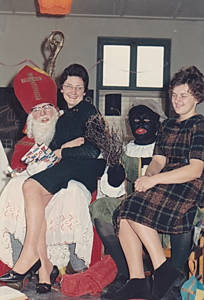 Zelfs de aanwezige ouders ontkomen niet aan het schoot-zitten, gesprekje voeren, liedje zingen... Hé, als dat Gé Oosterhuis niet is...