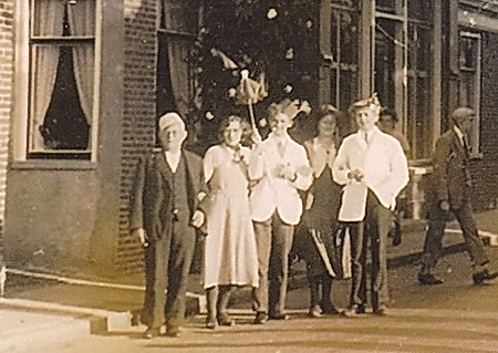 Nog meer weggelaten van de originele foto. Of dit duidelijker is? Rechts in ieder geval kapper Job Visser, naast hem zijn vrouw Aaltje Visser-van der Sluis, in het midden Arie Borgman, kappersbediende bij Visser.