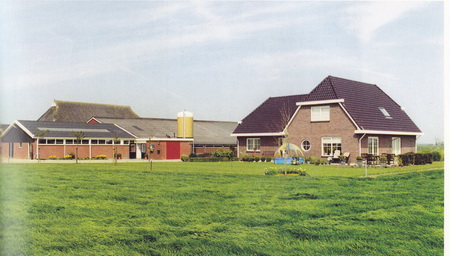 De bestaande boerderij van de familie G.J.Stigter-Offenberg, bereikbaar vanaf de Noorderweg (in de bocht bij 't Hoekje) Zoon Gerrit kocht het in 1996 van vader Gerrit die de boerderij in 1965 had gekocht van Reeuwert Barkmeijer. De familie Barkmeijer had de plaats in 1954 gekocht van Job Siccama... Alles secuur na te lezen in het Boerderijenboek!