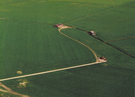 Het gedeelte van de grote luchtfoto uit het genoemde boerderijenboek (blz. 175) met de schuurtjes. Hier heeft dus een van de afgebroken boerderijen gestaan.