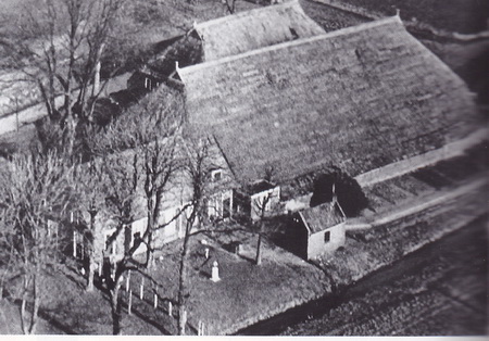 Zo zag de boerderij aan de Noorderweg (noordkant begraafplaats) er uit voor de brand... Herbouw later voorbij 't Hoekje, opnieuw aan de westkant van de weg.