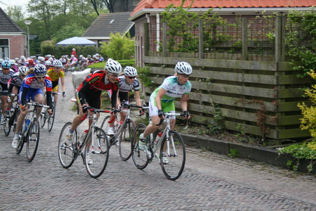 Een beeld uit de 5e Ronde van Noordhorn in mei 2010, de Elite Vrouwen/Vrouwen B in actie, Daniëlle Bekkering op kop!