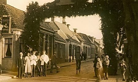 Deze foto werd afgedrukt in "Noordhorn...Toen", november 2012. Ereboog t.g.v. de bevrijding in mei 1945.