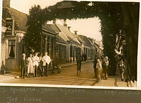 Onder de foto staan een aantal namen, waarbij ook die van winkelier Jan Spoelma, textielhandelaar. (Nu het pand met de kapsalon van Grietien Spoelman)