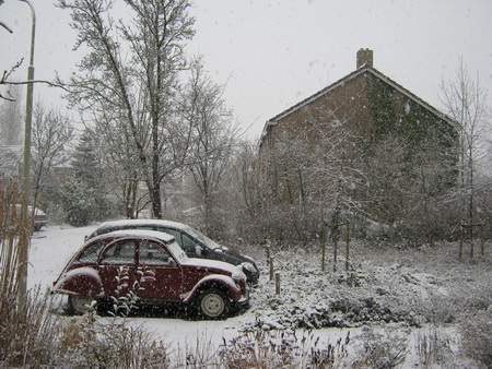 Sneeuwbeeld vanuit de voordeur (1)