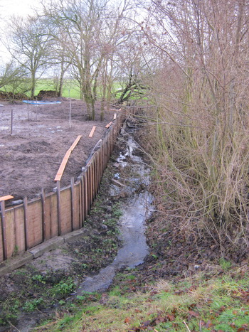 Rechts is gelukkig weer meer zichtbaar van de Noordhorner Tocht, de vroegere natuurlijke grens tussen Noord- en Zuidhorn, sinds de jaren dertig verdrongen door het Van Starkenborghkanaal....
