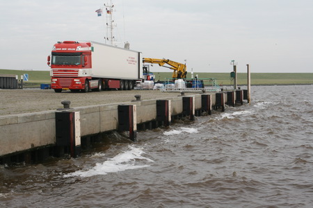Overzichtsfoto van het overladen aan de rand van het klotsende water.