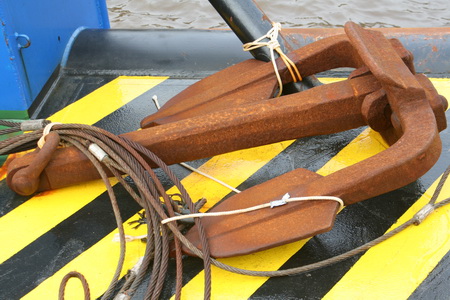 Het machtige anker op het achterdek, hier verroest werkloos, op zee onontbeerlijk attribuut!