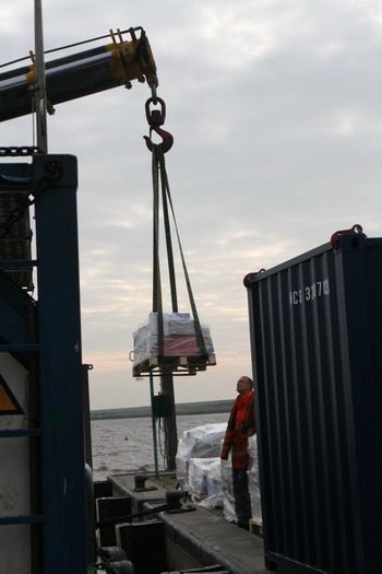 En daar gaat weer pallet van de auto via de kade naar de carrier, op zee wil je niet zonder zitten...
