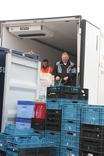 De laatste loodjes; het diepvriesspul op weg naar de container op de kade; de kratten staan in de wacht....