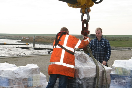 Er gaat heel wat van de auto naar de boot en natuurlijk moet alles zorgvuldig worden vastgemaakt, anders heb je zo'n pallet zo in de Eems liggen, met goederen en al....