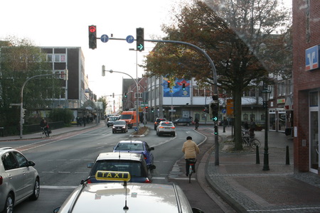 In Emden zoeken we naar een Shell-Tankstelle, maar het "immer gerade aus" van een concourrent leidt tot 'nirgendwo'....