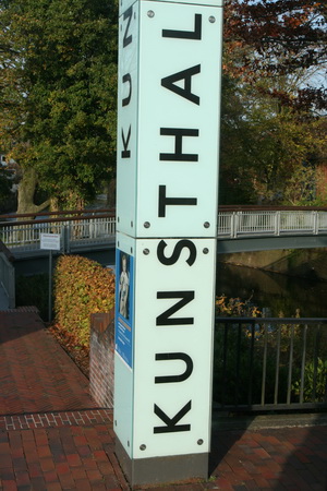 De zuil bij de "Kunsthalle", daar wil ik nog graag eens een kijkje nemen, in Emden!