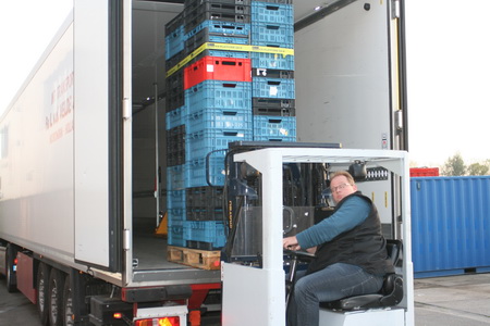 We zijn terug in Groningen, bij "Eagle Ship Supply" an de Koningsweg. Martin en makkers halen de kratten uit de trailer. Om een uur of half zes zijn we terug in Noordhorn. Een dagje scheepsbevoorrading zit erop! Een belevenis!
