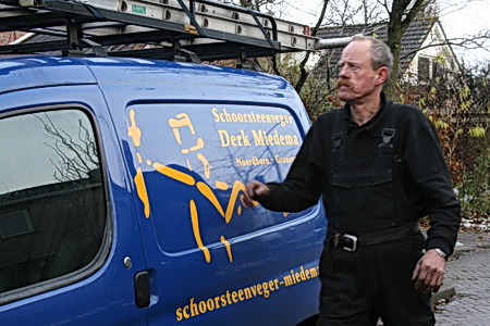 Derk bij zijn bedrijfswagen en in passende outfit. Klus geklaard! Op naar de volgende!