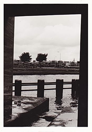 Onderdoorkijkje vanaf de zuidkant bij de spoorbrug richting het transport- en opslagbedrijf van Koopman. Gek genoeg is dit een illustratie van ontwikkelingen die NIET hebben plaats gevonden.... (De verhuizing van het transportdeel naar Drachten is uitgsteld in verband met 'de crisis'...)