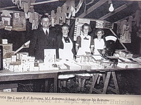 Grietje Reitsma, 3e van links. Foto uit 1956, het jaar waarin Grietje verkering kreeg met Frits Kooi.